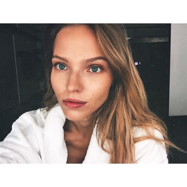 Sasha Luss taking a selfie