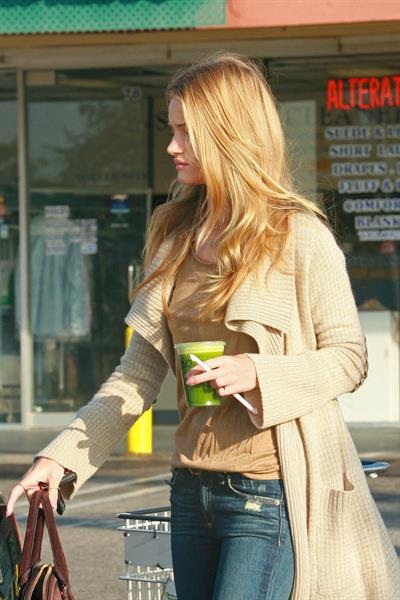 Rosie Huntington-Whiteley Whole Foods in Hollywood - November 3, 2012