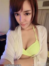 Han Zi Xuan taking a selfie