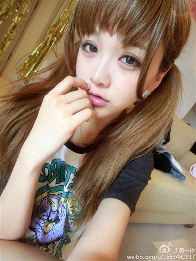 Huang Yi Lin taking a selfie