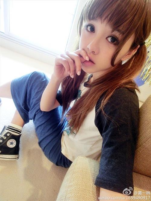 Huang Yi Lin taking a selfie