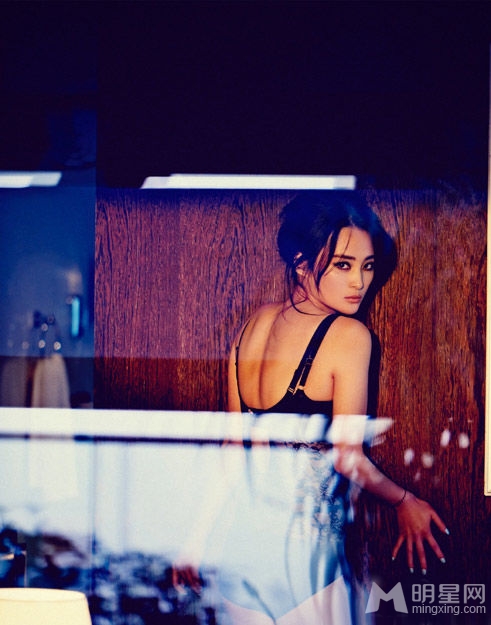 Jiang Qinqin in lingerie