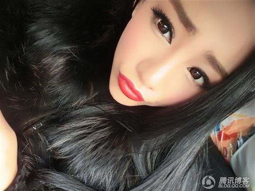 Jin Mei Xin taking a selfie