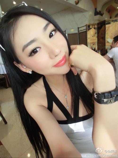 Jin Mei Xin taking a selfie