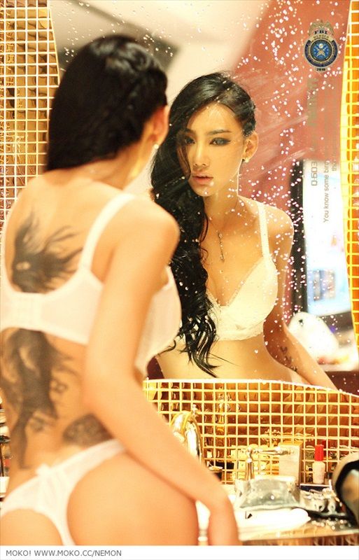 Jin Mei Xin in lingerie