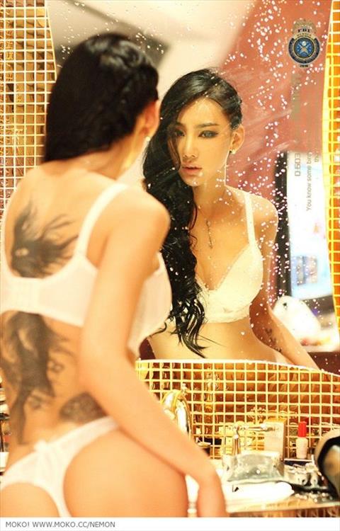 Jin Mei Xin in lingerie