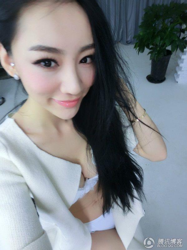 Jin Mei Xin taking a selfie