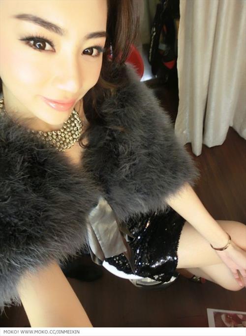 Jin Mei Xin taking a selfie