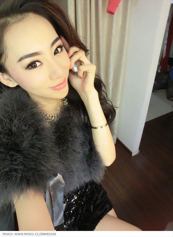 Jin Mei Xin taking a selfie