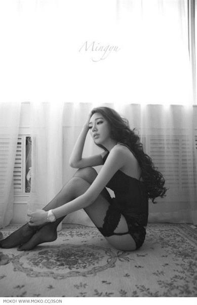 Jin Mei Xin in lingerie