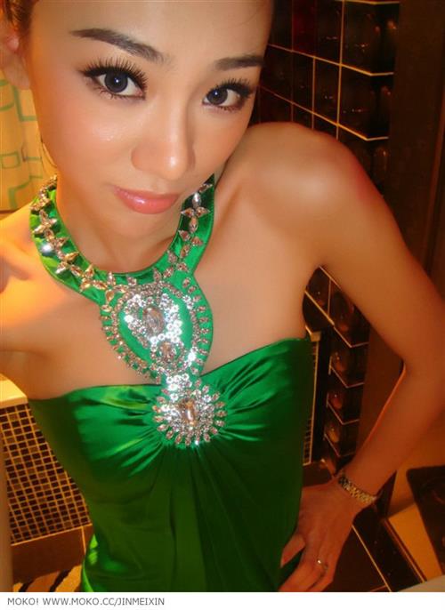 Jin Mei Xin taking a selfie