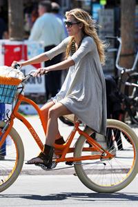 AnnaLynne McCords dress blew up to reveal her underwear in Venice, August 20, 2014