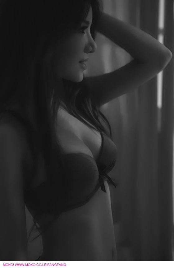 Lei Ke Er in lingerie