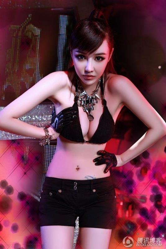 Shi Zi Jia in a bikini