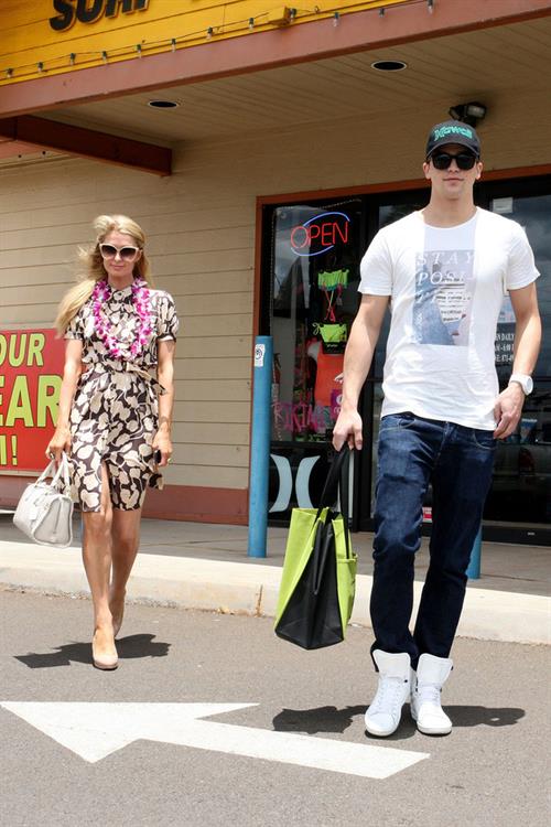 Paris Hilton Shopping with her friend in Hawaii 25.05.13 