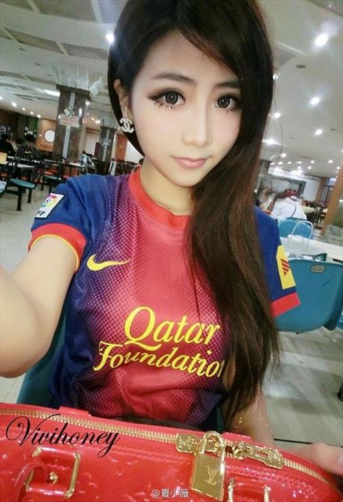 Xia Xiao Wei taking a selfie