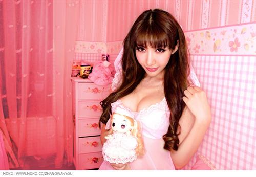 Zhang Wanyou in lingerie