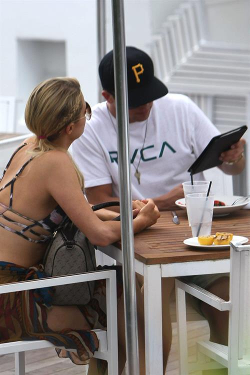 Paris Hilton lunch in Miami December 10-2012  