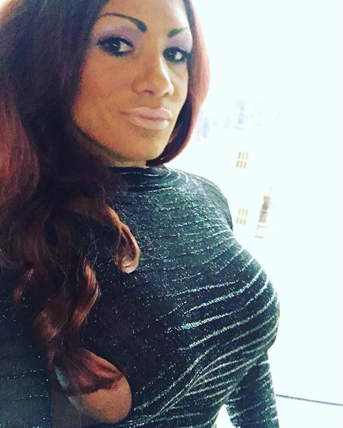 Isabelle Turell taking a selfie