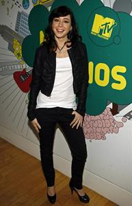 Alyson Hannigan on MTV's TRL 