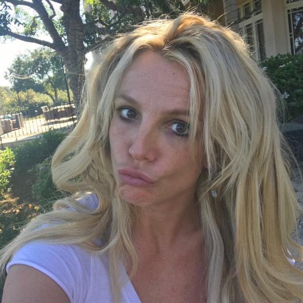 Britney Spears taking a selfie