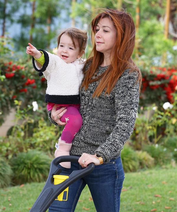 Alyson Hannigan Hangs out with her daughter in Los Angeles (November 22, 2013) 