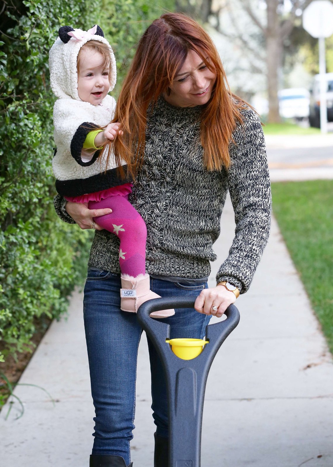 Alyson Hannigan Hangs out with her daughter in Los Angeles (November 22, 2013) 