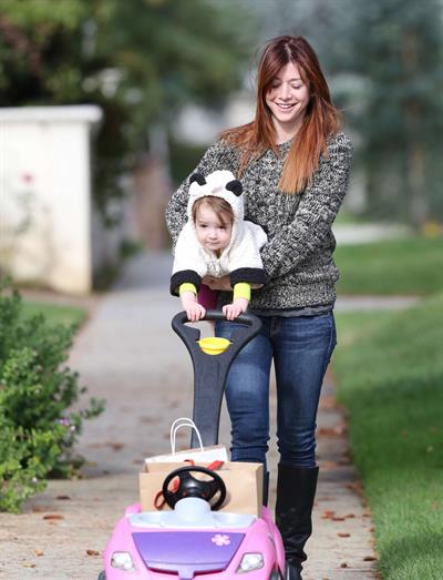 Alyson Hannigan Hangs out with her daughter in Los Angeles (November 22, 2013) 
