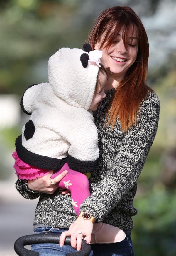 Alyson Hannigan Hangs out with her daughter in Los Angeles (November 22, 2013) 