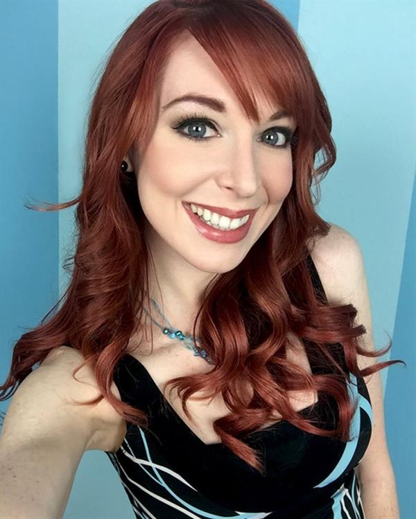 Lisa Foiles taking a selfie