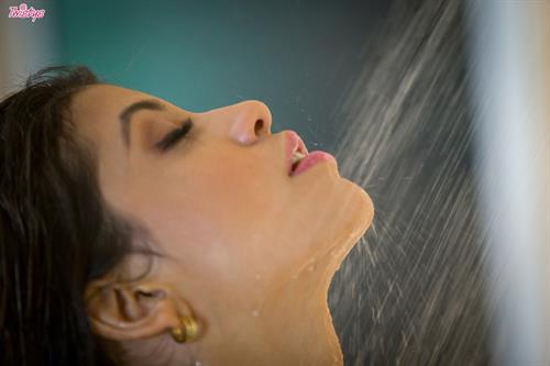 Veronica Rodriguez Pictures So Clean And Warm.. featuring Veronica Rodriguez | Twistys.com