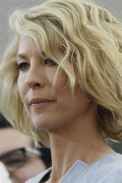 Jenna Elfman - On the set of Extra at The Grove in Los Angeles on February 14, 2013