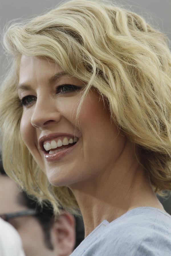 Jenna Elfman - On the set of Extra at The Grove in Los Angeles on February 14, 2013
