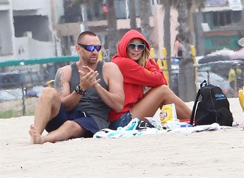 Heidi Klum haning out at the beach in Santa Monica on August 24, 2013