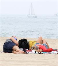 Heidi Klum haning out at the beach in Santa Monica on August 24, 2013