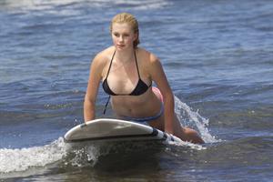 Ireland Baldwin goes paddle-boarding in Hawaii with her boyfriend Slater Trout May 26, 2013 