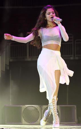 Selena Gomez – Star Dance Tour in Newark 10/20/13  