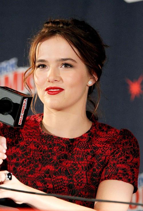 Zoey Deutch – “Vampire Academy” Panel NYCC 10/11/13  