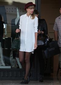 Taylor Swift – Barneys New York in Beverly Hills 9/29/13  