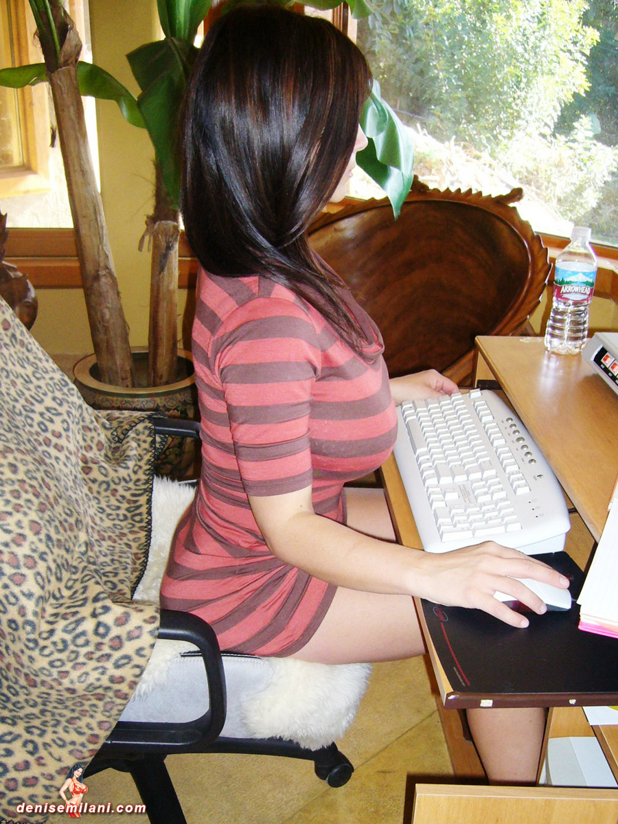 Девушка в офисе за компьютером