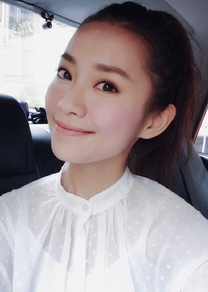 Miki Yeung taking a selfie