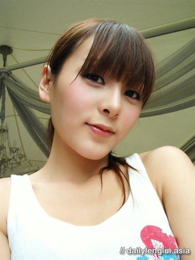 Jeana Ho taking a selfie