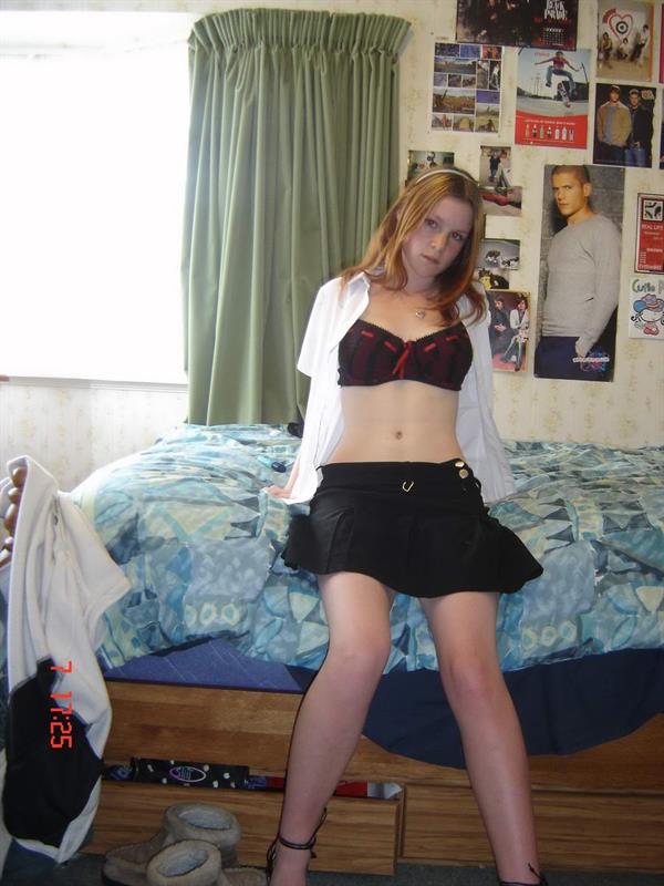 Amateur redhead plays with herself