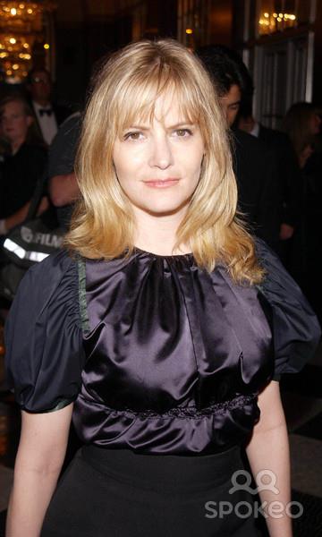 Jennifer Jason Leigh