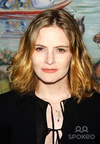 Jennifer Jason Leigh