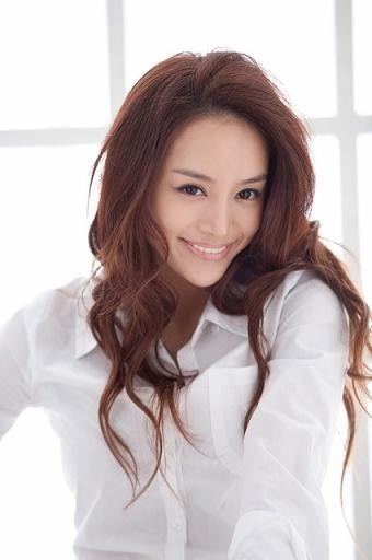 Estrella Lin taking a selfie