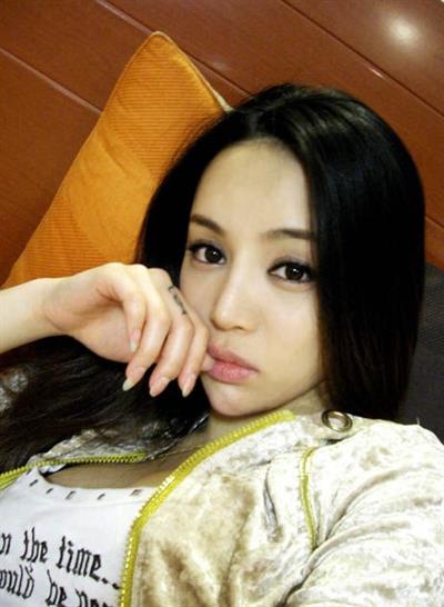 Estrella Lin taking a selfie