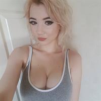 Elizabeth Rose taking a selfie