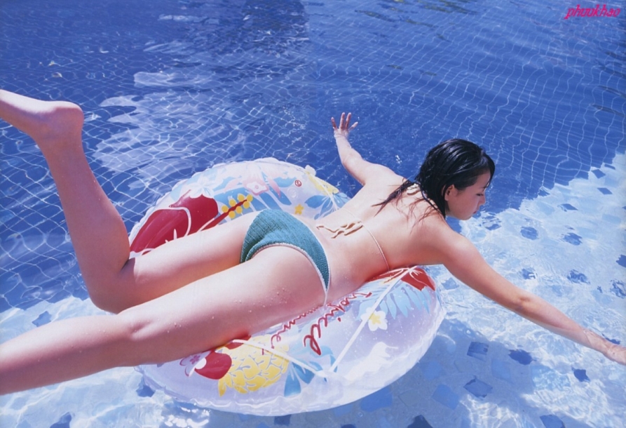 Ai Shinozaki in a bikini - ass