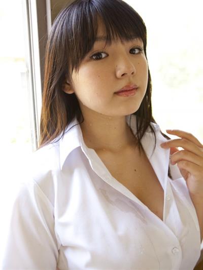 Ai Shinozaki taking a selfie